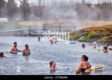 Islande la lagune secrète, connue localement sous le nom de Gamla Laugin, est la plus ancienne piscine d'Islande, construite en 1891 Banque D'Images