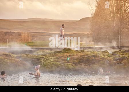 Islande la lagune secrète, connue localement sous le nom de Gamla Laugin, est la plus ancienne piscine d'Islande, construite en 1891 Banque D'Images