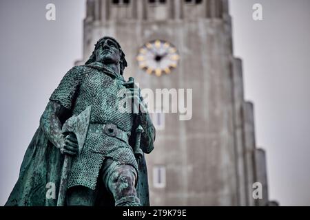 Statue de Leif Eiriksson, capitale islandaise Reykjavík, devant l'église Hallgrimskirkja. Don des États-Unis. Banque D'Images