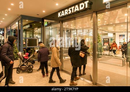 Karstadt filiale in Rosenheim, November 2023 Deutschland, Rosenheim, November 2023, Karstadt filiale in der Münchner Straße, Kunden strömen in das Kaufhaus, Warenhauskette Galeria Karstadt Kaufhof, Samstagnachmittag, Weihnachtseinkäufe, Unternehmen, Konsum, Rezession, Wirtschaft, Bayern *** magasin Karstadt à Rosenheim, novembre 2023 Allemagne, Rosenheim, novembre 2023, magasin Karstadt à Münchner Straße, les clients affluent vers le grand magasin, chaîne de magasins Galeria Karstadt Kaufhof, samedi après-midi, achats de Noël, entreprise, consommation, récession, économie, Bavière Banque D'Images