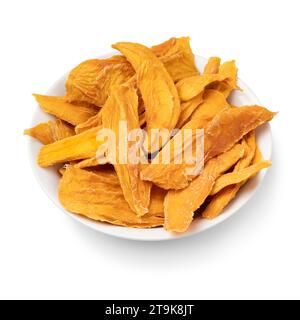 Bol avec des chips de mangue séchées non sucrées sans sucre ajouté gros plan isolé sur fond blanc Banque D'Images