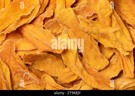 Croustilles de mangue séchées non sucrées saines sans sucre ajouté gros plan comme arrière-plan Banque D'Images