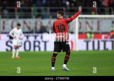 Milan, Italie. 25 novembre 2023. Theo Hernandez de l'AC Milan fait des gestes pendant le Serie A match entre l'AC Milan et ACF Fiorentina au Stadio Giuseppe Meazza le 25 novembre 2023 à Milan, Italie . Crédit : Marco Canoniero/Alamy Live News Banque D'Images