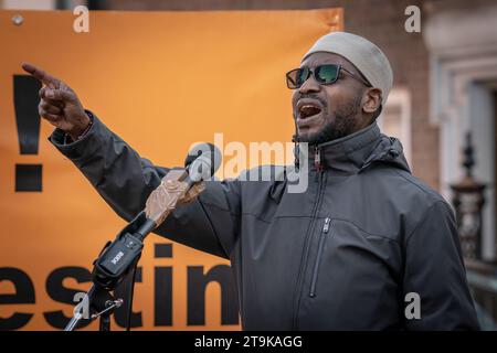 Londres, Royaume-Uni. 25 novembre 2023. Taji Mustafa parle. Manifestation de l'organisation islamiste Hizb ut-Tahrir devant l'ambassade d'Égypte dans l'ouest de Londres. Ses dirigeants et partisans appellent les « armées musulmanes » à « sauver » les Palestiniens à Gaza. Le gouvernement britannique est sous pression pour proscrire Hizb ut-Tahrir, un mouvement interdit dans certaines parties de l’Europe et une grande partie du Moyen-Orient, après que des centaines de ses partisans ont défilé samedi dans la capitale et ont été encouragés à chanter : « Jihad ! ». Crédit : Guy Corbishley/Alamy Live News Banque D'Images