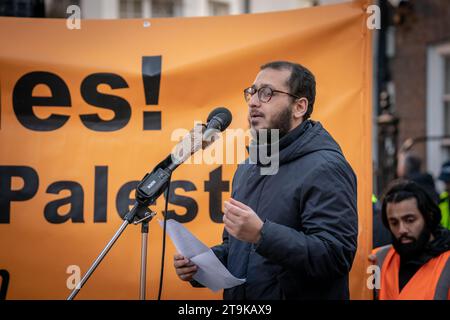 Londres, Royaume-Uni. 25 novembre 2023. Manifestation de l'organisation islamiste Hizb ut-Tahrir devant l'ambassade d'Égypte dans l'ouest de Londres. Ses dirigeants et partisans appellent les « armées musulmanes » à « sauver » les Palestiniens à Gaza. Le gouvernement britannique est sous pression pour proscrire Hizb ut-Tahrir, un mouvement interdit dans certaines parties de l’Europe et une grande partie du Moyen-Orient, après que des centaines de ses partisans ont défilé samedi dans la capitale et ont été encouragés à chanter : « Jihad ! ». Crédit : Guy Corbishley/Alamy Live News Banque D'Images