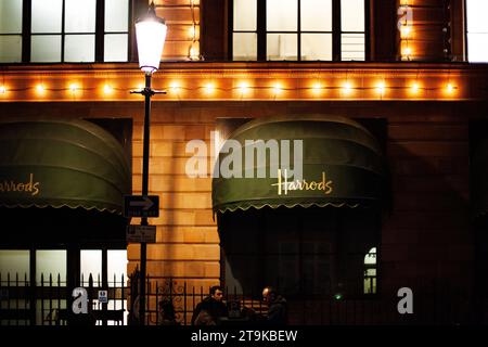 Auvent de fenêtre verte Harrods à Knightsbridge au centre de Londres Banque D'Images