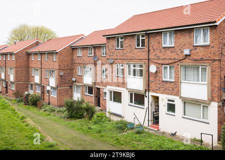 Rangée de maisons mitoyennes, bloc de maisonnettes et appartements dans le centre-ville de York, Royaume-Uni. Banque D'Images