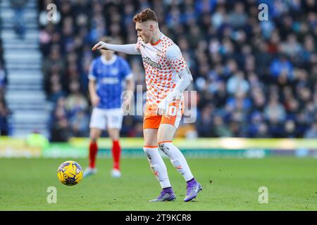 Portsmouth, Royaume-Uni. 25 novembre 2023. Le milieu de terrain de Blackpool Sonny Carey (10) lors du match de Portsmouth FC contre Blackpool FC Sky BET EFL League One à Fratton Park, Portsmouth, Angleterre, Royaume-Uni le 25 novembre 2023 Credit : Every second Media/Alamy Live News Banque D'Images