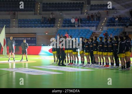 Santander, Espagne, 26 novembre 2023 : les joueuses japonaises écoutent leur hymne lors de la 3e journée du Tournoi international féminin espagnol 2023 entre le Japon et l'Argentine, le 26 novembre 2023, au Palacio de los Deportes de Santander, à Santander, Espagne. Crédit : Alberto Brevers / Alamy Live News. Banque D'Images