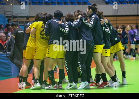 Santander, Espagne, 26 novembre 2023 : les joueuses japonaises reçoivent les instructions finales lors de la 3e journée du Tournoi international féminin espagnol 2023 entre le Japon et l'Argentine, le 26 novembre 2023, au Palacio de los Deportes de Santander, à Santander , Espagne. Crédit : Alberto Brevers / Alamy Live News. Banque D'Images