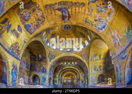 VENISE, ITALIE - 17 MARS 2023 : intérieur de la cathédrale patriarcale médiévale Basilique Saint-Marc (Basilica Cattedrale Patriarcale di San Marco), Banque D'Images