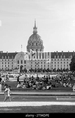 Paris, France - 8 octobre 2023 : vue d'une foule de jeunes assis en petits groupes dans un parc verdoyant devant l'Hôtel des Invalides Banque D'Images