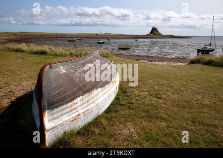 Bateau de pêche sur l'île Sainte de Lindisfarne, Northumberland, Royaume-Uni Banque D'Images