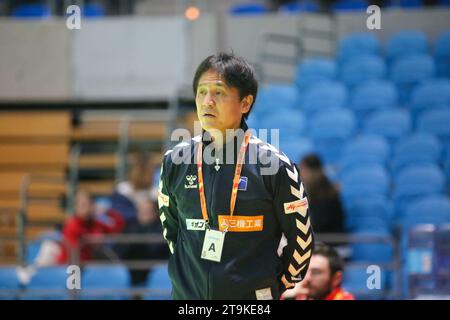 Santander, Espagne, 26 novembre 2023 : l'entraîneur japonais Shigeo Kusumoto lors de la 3e journée du Tournoi international féminin d'Espagne 2023 entre le Japon et l'Argentine, le 26 novembre 2023, au Palacio de los Deportes de Santander, à Santander, Espagne. Crédit : Alberto Brevers / Alamy Live News. Banque D'Images