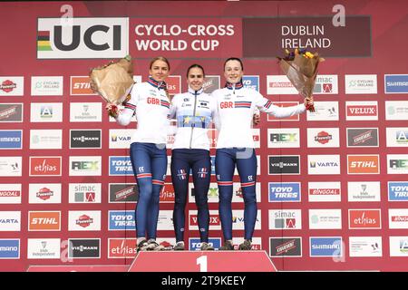 Dublin, Irlande. 26 novembre 2023. La Britannique Cat Ferguson, la française Celia Gery et la Britannique Imogen Wolff photographiées sur le podium après la course junior féminine de la coupe du monde de cyclocross à Dublin, Irlande, étape 5 (sur 14) de la coupe du monde de cyclocross UCI, dimanche 26 novembre 2023. BELGA PHOTO DAMIEN EAGERS crédit : Belga News Agency/Alamy Live News Banque D'Images