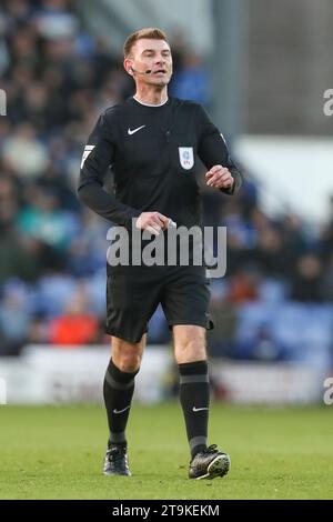 Portsmouth, Royaume-Uni. 25 novembre 2023. Arbitre Ollie Yates lors du match de Portsmouth FC contre Blackpool FC Sky BET EFL League One à Fratton Park, Portsmouth, Angleterre, Royaume-Uni le 25 novembre 2023 Credit : Every second Media/Alamy Live News Banque D'Images