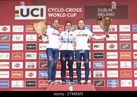 Dublin, Irlande. 26 novembre 2023. Le Britannique Cat Ferguson, la française Celia Gery et le Britannique Imogen Wolff photographiés sur le podium après la course junior masculine de la coupe du monde de cyclocross à Dublin, Irlande, étape 5 (sur 14) de la coupe du monde de cyclocross UCI, dimanche 26 novembre 2023. BELGA PHOTO DAMIEN EAGERS crédit : Belga News Agency/Alamy Live News Banque D'Images