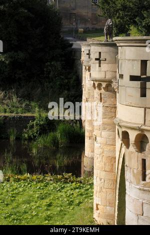 Le pont du Lion sur la rivière ALN. Construit par John Adam pour le premier duc de Northumberland. Renaissance gothique. Percy Lion. Alnwick Bridge Banque D'Images