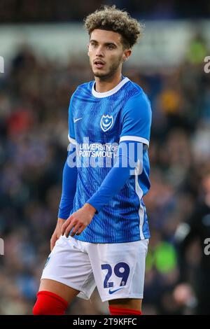 Portsmouth, Royaume-Uni. 25 novembre 2023. Portsmouth Josh Martin lors du match de Portsmouth FC contre Blackpool FC Sky BET EFL League One à Fratton Park, Portsmouth, Angleterre, Royaume-Uni le 25 novembre 2023 Credit : Every second Media/Alamy Live News Banque D'Images