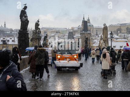 Prague, République tchèque. 26 novembre 2023. Un pinceau balayé sur le pont Charles à Prague, en République tchèque, le 26 novembre 2023. Crédit : Michaela Rihova/CTK photo/Alamy Live News Banque D'Images