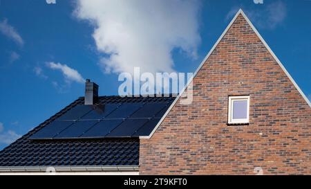 Maisons nouvellement construites avec des panneaux solaires attachés sur le toit, panneaux solaires sur un toit à pignon. Belle, grande maison moderne et énergie solaire, transition énergétique verte aux pays-Bas Banque D'Images