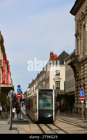 Un train Citadis 402 de Tours tramway RBD inauguré le 31 août 2013 rue nationale Tours France Banque D'Images