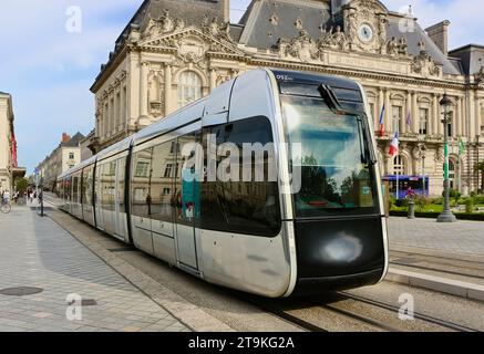 Un train Citadis 402 de Tours tramway RBD inauguré le 31 août 2013 rue nationale et place Jean Jaurès Tours France Banque D'Images