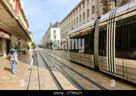 Un train Citadis 402 de Tours tramway RBD inauguré le 31 août 2013 rue nationale Tours France Banque D'Images