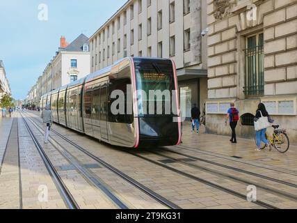 Un train Citadis 402 de Tours tramway RBD inauguré le 31 août 2013 rue nationale Tours France Banque D'Images