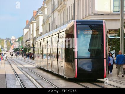 Un train Citadis 402 de Tours tramway RBD inauguré le 31 août 2013 rue nationale Tours France Banque D'Images