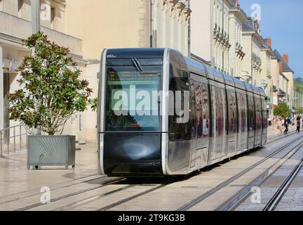 Un train Citadis 402 de Tours tramway RBD inauguré le 31 août 2013 rue nationale Tours France Banque D'Images