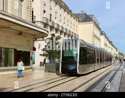 Un train Citadis 402 de Tours tramway RBD inauguré le 31 août 2013 rue nationale Tours France Banque D'Images