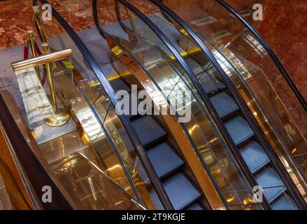 escalators dans la tour trump Banque D'Images