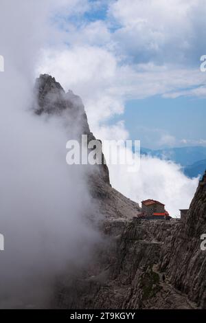 Paysage de montagne. Le refuge alpin Tosa-Pedrotti dans les Dolomites de Brenta. Nuages et rochers. Trentino. Alpes italiennes. Europe. Banque D'Images