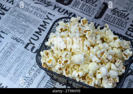 snacks popcorn dans le panier de frites. Banque D'Images