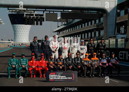 Abu Dhabi. 26 novembre 2023, Yas Marina circuit, Abu Dhabi, Formule 1 Etihad Airways Abu Dhabi Grand Prix 2023, photo finale des pilotes de la saison 2023 : rangée arrière gauche à droite : Logan Sargeant (USA), Williams Racing, Alexander Albon (GBR), Williams Racing, Nico Hulkenberg (DEU), MoneyGram Haas F1 Team, Kevin Magnussen (DNK), MoneyGram Haas F1 Team, Daniel Ricciardo (AUS), Scuderia AlphaTauri, Yuki Tsunoda (JPN), Scuderia AlphaTauri, Guanyu Zhou ( CHN), Alfa Romeo F1 Team Stake, Valtteri Bottas (fin), Alfa Romeo F1 Team Stake. Première rangée de gauche à droite : lance Stroll (CAN), Banque D'Images