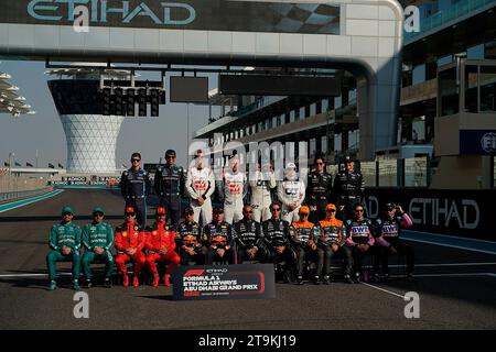 Abu Dhabi. 26 novembre 2023, Yas Marina circuit, Abu Dhabi, Formule 1 Etihad Airways Abu Dhabi Grand Prix 2023, photo finale des pilotes de la saison 2023 : rangée arrière gauche à droite : Logan Sargeant (USA), Williams Racing, Alexander Albon (GBR), Williams Racing, Nico Hulkenberg (DEU), MoneyGram Haas F1 Team, Kevin Magnussen (DNK), MoneyGram Haas F1 Team, Daniel Ricciardo (AUS), Scuderia AlphaTauri, Yuki Tsunoda (JPN), Scuderia AlphaTauri, Guanyu Zhou ( CHN), Alfa Romeo F1 Team Stake, Valtteri Bottas (fin), Alfa Romeo F1 Team Stake. Première rangée de gauche à droite : lance Stroll (CAN), Banque D'Images