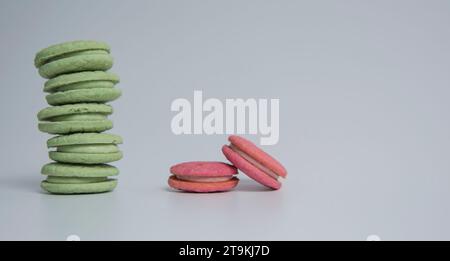 Pyramide de macarons français colorés isolés sur fond blanc. Banque D'Images