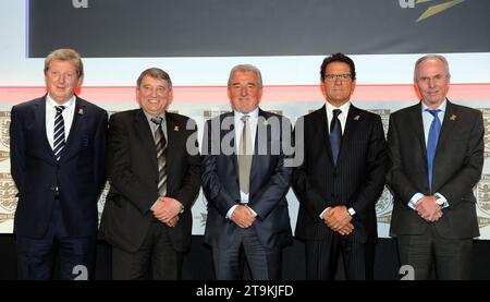 Photo de dossier datée du 16-01-2013 des managers anglais passés et présents (de gauche à droite) Roy Hodsgon, Graham Taylor, Terry Venables, Fabio Capello et Sven Goran Eriksson. Terry Venables, ancien entraîneur de l'Angleterre, de Barcelone et de Tottenham, est décédé à l'âge de 80 ans. Date d'émission : dimanche 26 novembre 2023. Banque D'Images