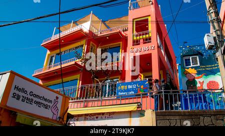 Gamcheon Culture Village, 9 novembre 2023 : café 'Planet B612' avec 'le petit Prince' au Gamcheon Culture Village à Busan, à environ 420 km (261 miles) au sud-est de Séoul, Corée du Sud. Les touristes appellent le village le «Santorin de Corée» et c'est une attraction touristique. Le village était une zone qui abritait autrefois des réfugiés de guerre pendant la guerre de Corée de 1950-53. La Corée du Sud cherche à accueillir l’exposition universelle de 2030 à Busan alors qu’elle est en compétition avec l’Arabie saoudite et l’Italie. La ville hôte sera annoncée le 28 novembre. Crédit : Lee Jae-won/AFLO/Alamy Live News Banque D'Images