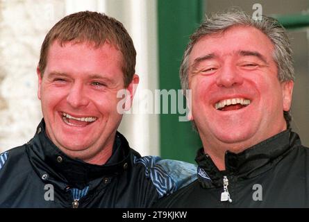 Photo de dossier datée du 22-04-1996 de l'Anglais Paul Gascoigne avec l'entraîneur de l'équipe Terry Venables. Terry Venables, ancien entraîneur de l'Angleterre, de Barcelone et de Tottenham, est décédé à l'âge de 80 ans. Date d'émission : dimanche 26 novembre 2023. Banque D'Images