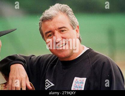 Photo de dossier datée du 21-06-1996 de l'entraîneur de l'équipe d'Angleterre Terry Venables ayant l'air détendu pendant une pause dans l'entraînement des quarts de finale Euro '96. Terry Venables, ancien entraîneur de l'Angleterre, de Barcelone et de Tottenham, est décédé à l'âge de 80 ans. Date : dimanche 26 novembre 2023. Banque D'Images