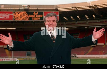 Photo du dossier datée du 28-01-1994 de Terry Venables sur le terrain au stade de Wembley après qu'il ait été annoncé qu'il a été nommé nouvel entraîneur de l'Angleterre pour un contrat de deux ans et demi. Terry Venables, ancien entraîneur de l'Angleterre, de Barcelone et de Tottenham, est décédé à l'âge de 80 ans. Date d'émission : dimanche 26 novembre 2023. Banque D'Images