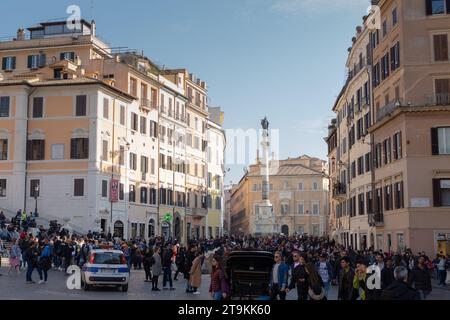 ROME, ITALIE - FÉVRIER 19 2019 : foule de touristes sur la Piazza di Spagna en hiver Banque D'Images