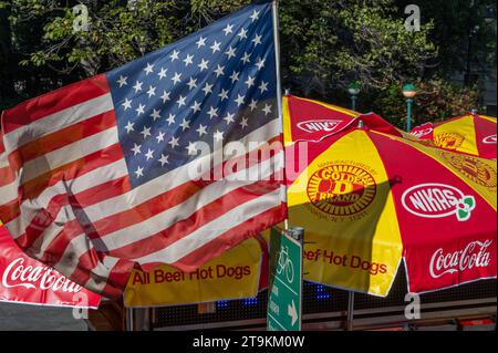 drapeau américain et parasol publicitaire dans la rue new york Banque D'Images