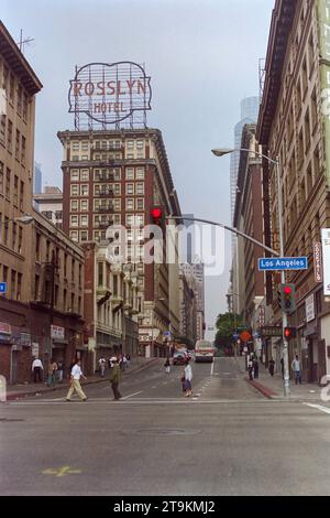 Los Angeles, Californie, États-Unis - 15 octobre 1998 : vue verticale éditoriale archivistique de l'historique Rosslyn Hotel sur la 5e rue dans le centre-ville DE Los ANGELES. Tourné sur film. Banque D'Images