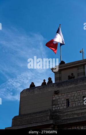 Drapeau Français flottant sur l'esplanade de notre dame de la Garde sous un ciel bleu Banque D'Images