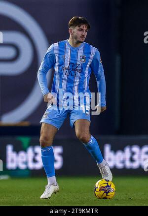 Liam Kitching de Coventry City en action lors du Sky Bet Championship Match au New Den, Londres. Date de la photo : Samedi 25 novembre 2023. Banque D'Images