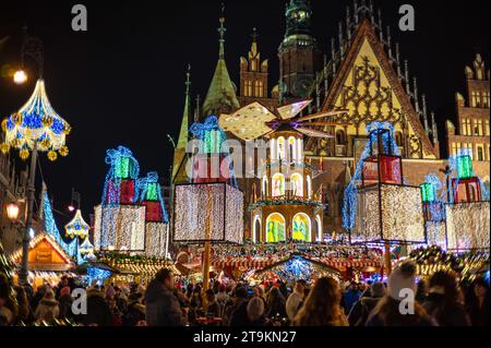 WROCLAW, POLOGNE - 24 NOVEMBRE 2023 : Foire de Noël traditionnelle appelée Jarmark Bozonarodzeniowy sur la place du marché. Banque D'Images