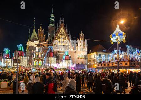 WROCLAW, POLOGNE - 24 NOVEMBRE 2023 : Foire de Noël traditionnelle appelée Jarmark Bozonarodzeniowy sur la place du marché. Banque D'Images